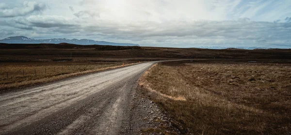 Camino de tierra vacío a través del paisaje rural . — Foto de Stock