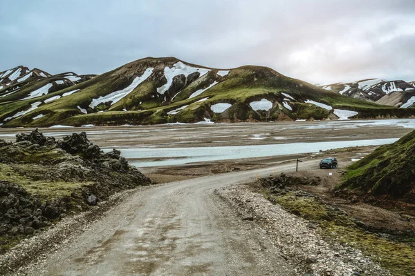 Cesta do Landmanalaugar na vysočině Islandu. — Stock fotografie