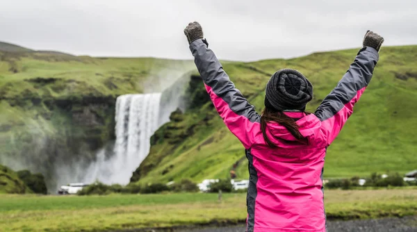 Ταξιδιώτης ταξιδεύει σε Skogafoss Καταρράκτης στην Ισλανδία. — Φωτογραφία Αρχείου