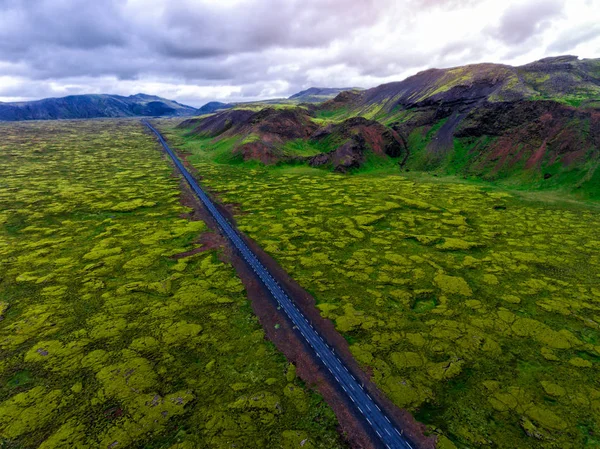 Letecký pohled na mechovité lávové pole na Islandu. — Stock fotografie