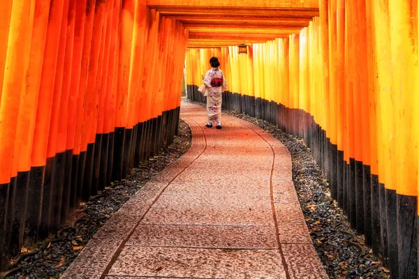 Viajante no Santuário Fushimi Inari, Quioto, Japão — Fotografia de Stock