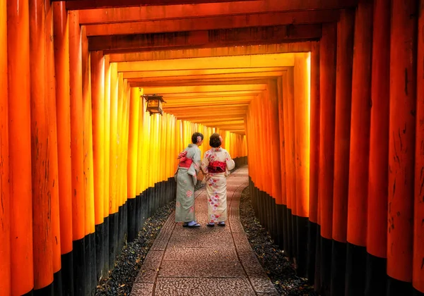 Viajante no Santuário Fushimi Inari, Quioto, Japão — Fotografia de Stock