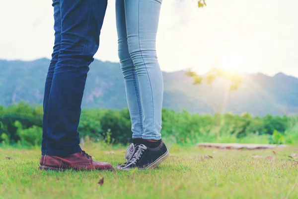 Casal feliz dar um passeio romântico nas colinas . — Fotografia de Stock