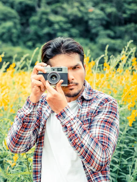 Young hipster man taking photo with retro camera. — Stock Photo, Image