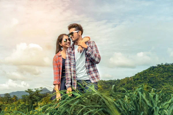 Pareja feliz dar un paseo romántico por las colinas . — Foto de Stock