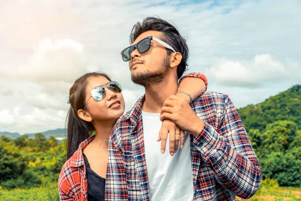 Casal feliz dar um passeio romântico nas colinas . — Fotografia de Stock