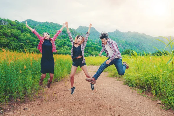 Groep van gelukkige jonge mensen springen in de lucht. — Stockfoto