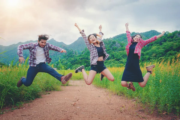 Grupo de jovens felizes pulando no ar . — Fotografia de Stock