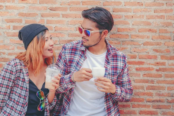 Šťastný mladý muž a žena pijí kávu na ulici. — Stock fotografie
