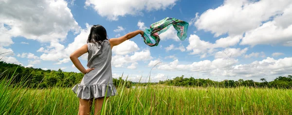Jovem mulher na grama verde espalhando braços para o céu . — Fotografia de Stock