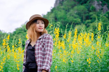 Genç kadın gezgin doğa yolunda yürüyor..