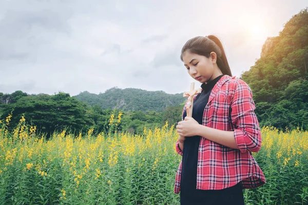 Jonge mooie vrouw bidden op natuur achtergrond — Stockfoto