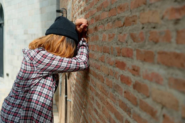 Deprimida adolescente se sentindo triste e solitário . — Fotografia de Stock