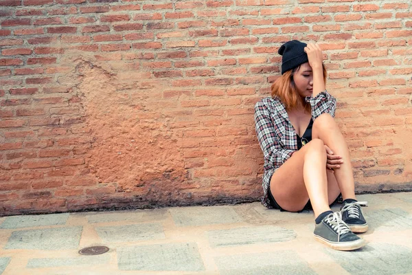 Depresif genç kadın üzgün ve yalnız duygu. — Stok fotoğraf