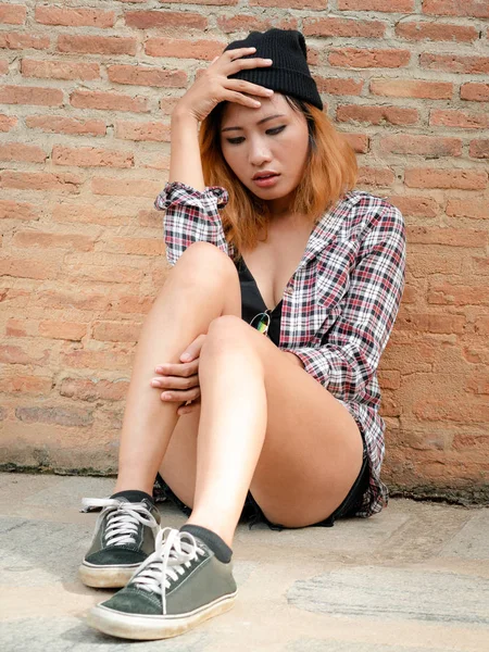 Deprimerad tonårs kvinna känner sig ledsen och ensam. — Stockfoto