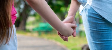 Mutlu anne ve parkta küçük çocuk kızı.