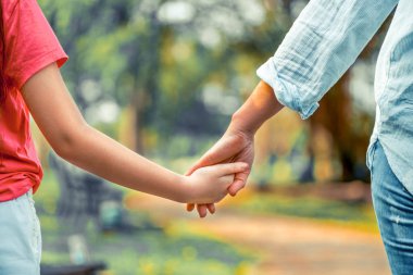 Mutlu anne ve parkta küçük çocuk kızı.