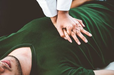 Kurtarıcı eller kalp üzerinde Cpr yapıyor adam saldırdı.