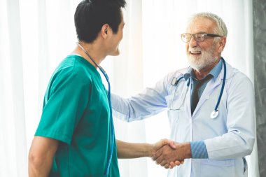 Başka bir doktorla çalışan kıdemli erkek doktor.