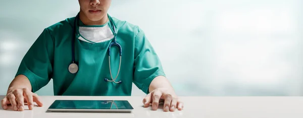 病院でタブレットコンピュータを持つ外科医の医師. — ストック写真