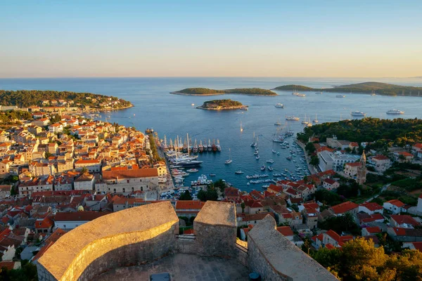 Hırvatistan'daki Hvar Town'Un panoramik manzarası.