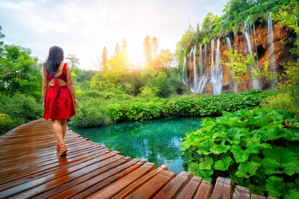 Caminhada de viajantes no caminho em Plitvice Lakes, Croácia . — Fotografia de Stock