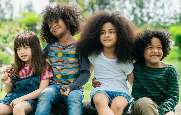 Happy Kids grupp spelar i parken i skolan. — Stockfoto