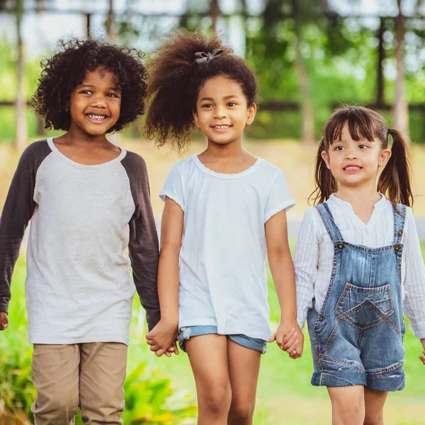 Happy Kids grupp spelar i parken i skolan. — Stockfoto