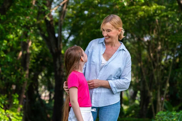 Mutlu anne ve parkta küçük çocuk kızı.