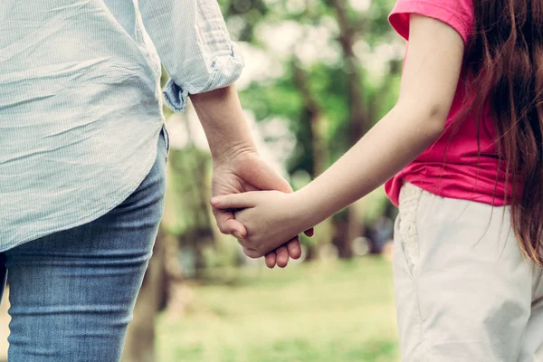 Mutlu anne ve parkta küçük çocuk kızı.