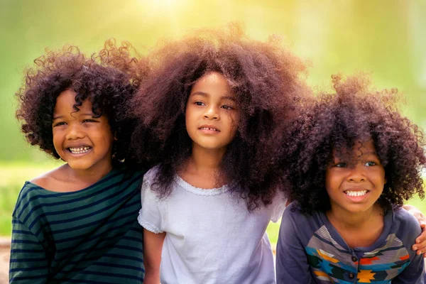 Happy Kids grupp spelar i parken i skolan. — Stockfoto