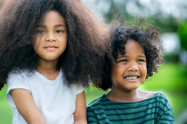 Happy Kids grupp spelar i parken i skolan. — Stockfoto