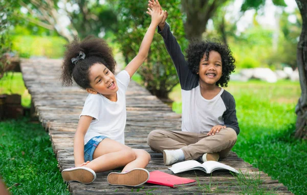 Glücklicher kleiner Junge und Mädchen im Park. — Stockfoto