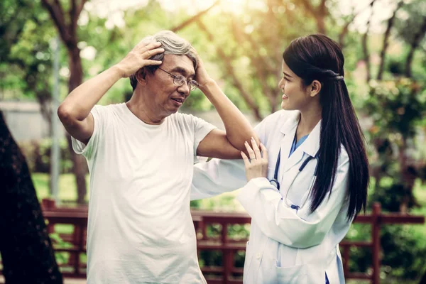 Médico amigável cuidando do homem idoso . — Fotografia de Stock