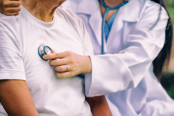 Přátelský doktor se stará o staršího muže. — Stock fotografie