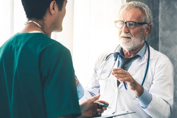 Médico do sexo masculino que trabalha com outro médico . — Fotografia de Stock