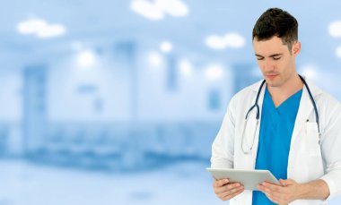Hastanede tablet bilgisayar kullanan bir doktor..