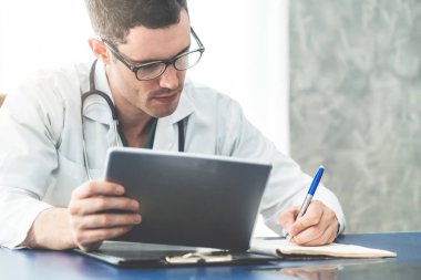 Hastane ofisinde çalışan doktor.