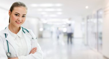 Hastane ofisinde çalışan kadın doktor..