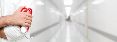 Hastanede çalışan genç erkek doktor..