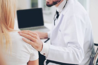 Hastane Ofisinde Erkek Doktor ve Kadın Hasta