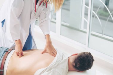 Kadın Doktor ve Erkek Hasta Hastane Ofisinde