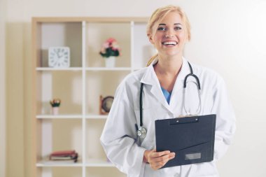 Hastane ofisinde çalışan genç kadın doktor.