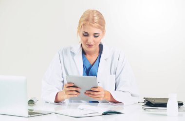 Hastanede tıbbi rapor üzerinde çalışan doktor.