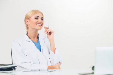 Hastanede tıbbi rapor üzerinde çalışan doktor.