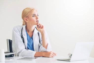 Hastanede tıbbi rapor üzerinde çalışan doktor.