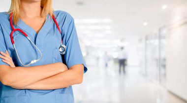 Hastane ofisinde çalışan kadın doktor..