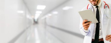 Hastanede tablet bilgisayar kullanan bir doktor..