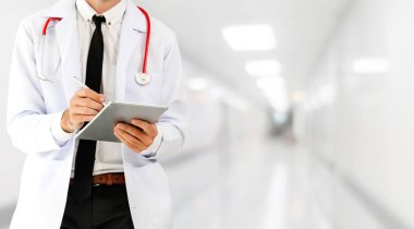 Hastanede tablet bilgisayar kullanan bir doktor..