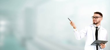 Metin için boş kopyalama alanını işaret eden doktor.